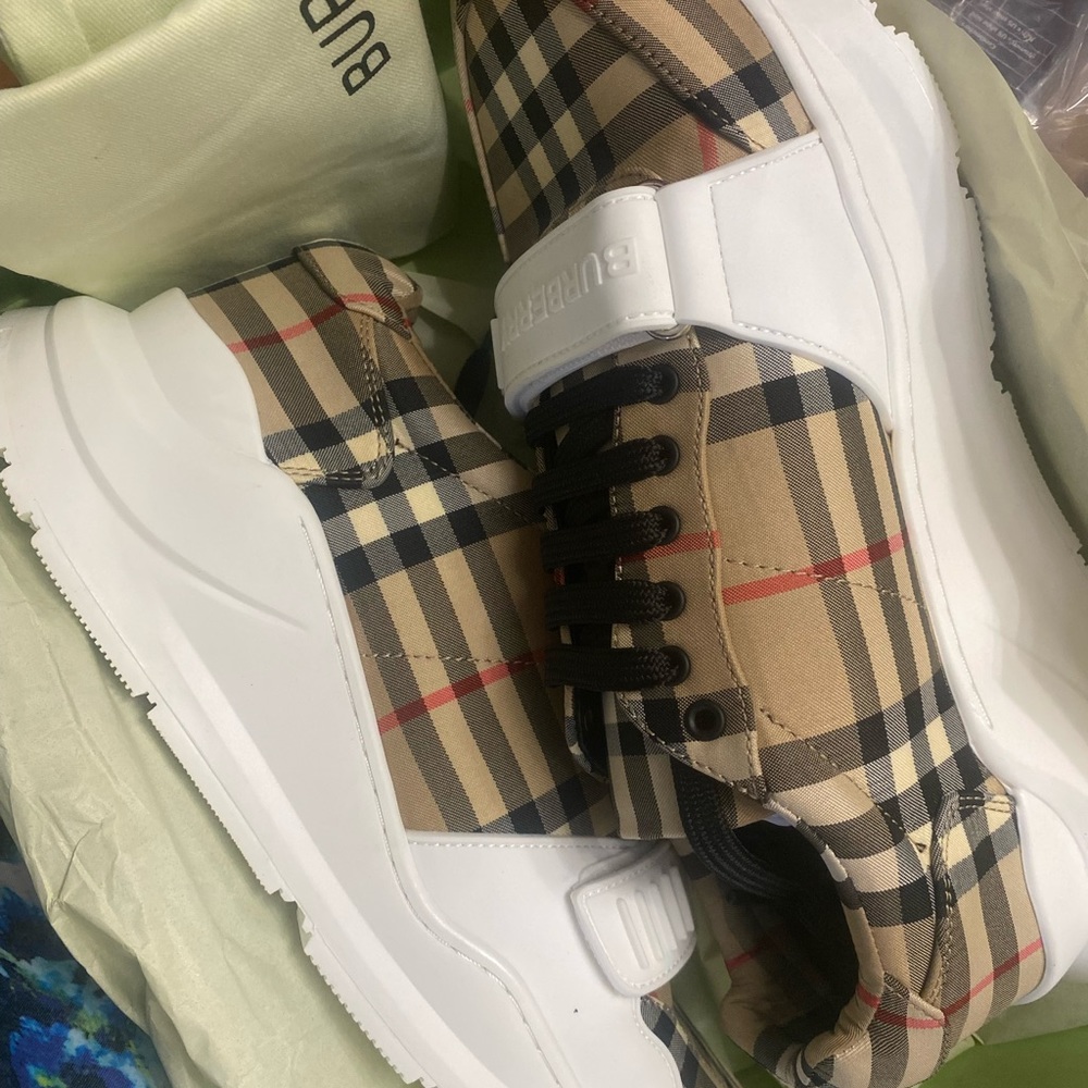 SOLD New Burberry - Picture 4 of 4